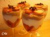 Sirve postres en capas dentro de vasos de cristal